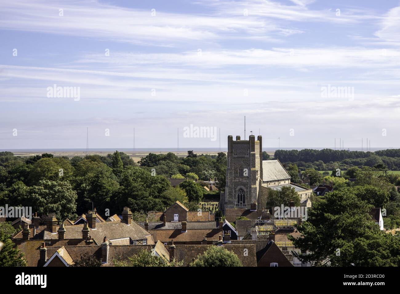 ORFORD, VEREINIGTES KÖNIGREICH - Aug 06, 2020: Saint Bartholomew's Church which is in the Village of Orford, Suffolk, Viewed from the Castle. Es ist ein mittelalterliches Stockfoto