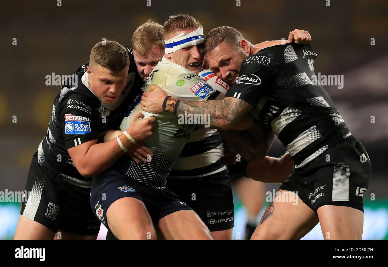 Mikolaj Oledzki von Leeds Rhinos (Mitte) wird vom Hull FC Jack Brown (links), Brad Fash (hinten) und Josh Griffin während des Betfred Super League Spiels im Emerald Headingley Stadium, Leeds, angegangen. Stockfoto