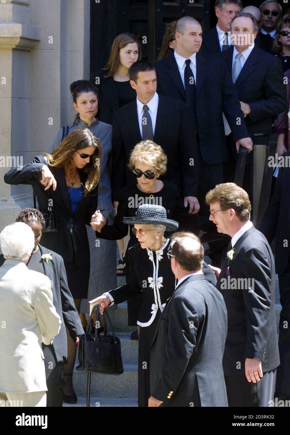 Verlassen Der Kirche Nach Maureen Reagans Beerdigung Sind Ihre Mutter Jane Wyman Mit Hut In Der Unteren Mitte Maureens Ehemann Dennis Revell An Der Aussersten Rechten Seite Patti Davis Zentrum Links Hilft