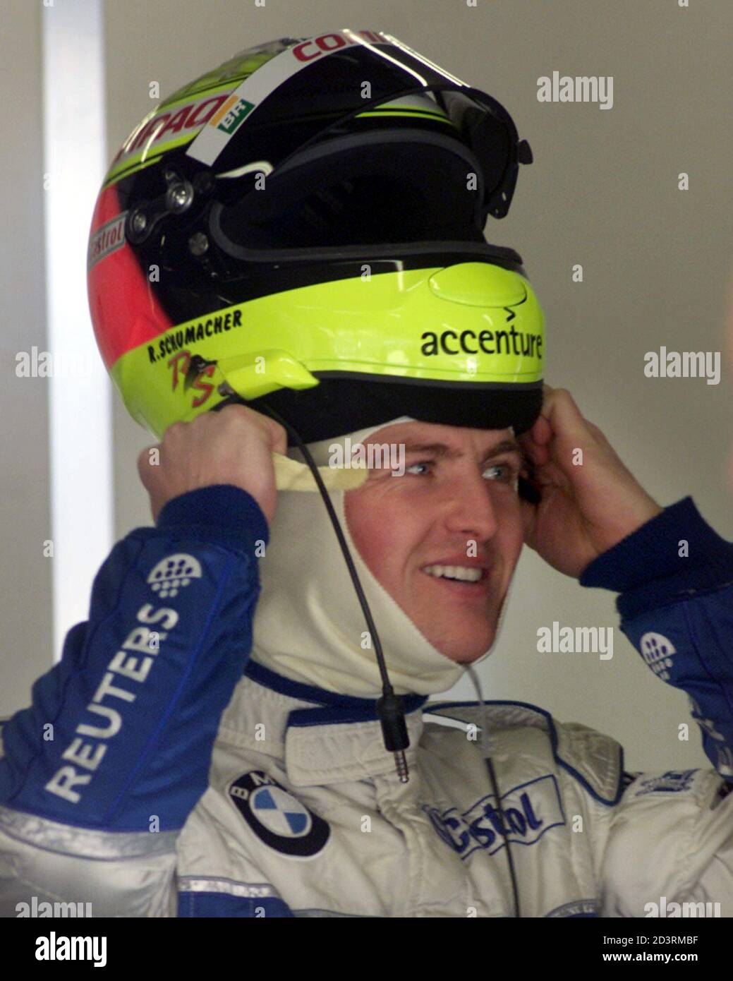 Der deutsche Formel-1-Pilot Ralf Schumacher passt seinen Helm beim Test auf  der Montmelo-Rennstrecke in Barcelona am 28. Januar 2002 an. Schumacher und  sein Teamkollege Juan Pablo Montoya testeten den neuen BMW Williams