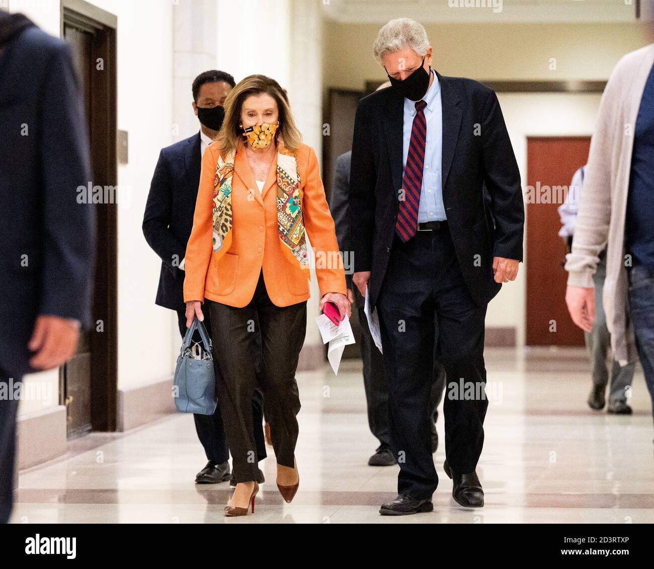 House Speaker, Nancy Pelosi (D-CA) und US-Repräsentant, Frank Pallone (D-NJ) zu Fuß auf ihre wöchentliche Pressekonferenz im US-Kapitol. Stockfoto