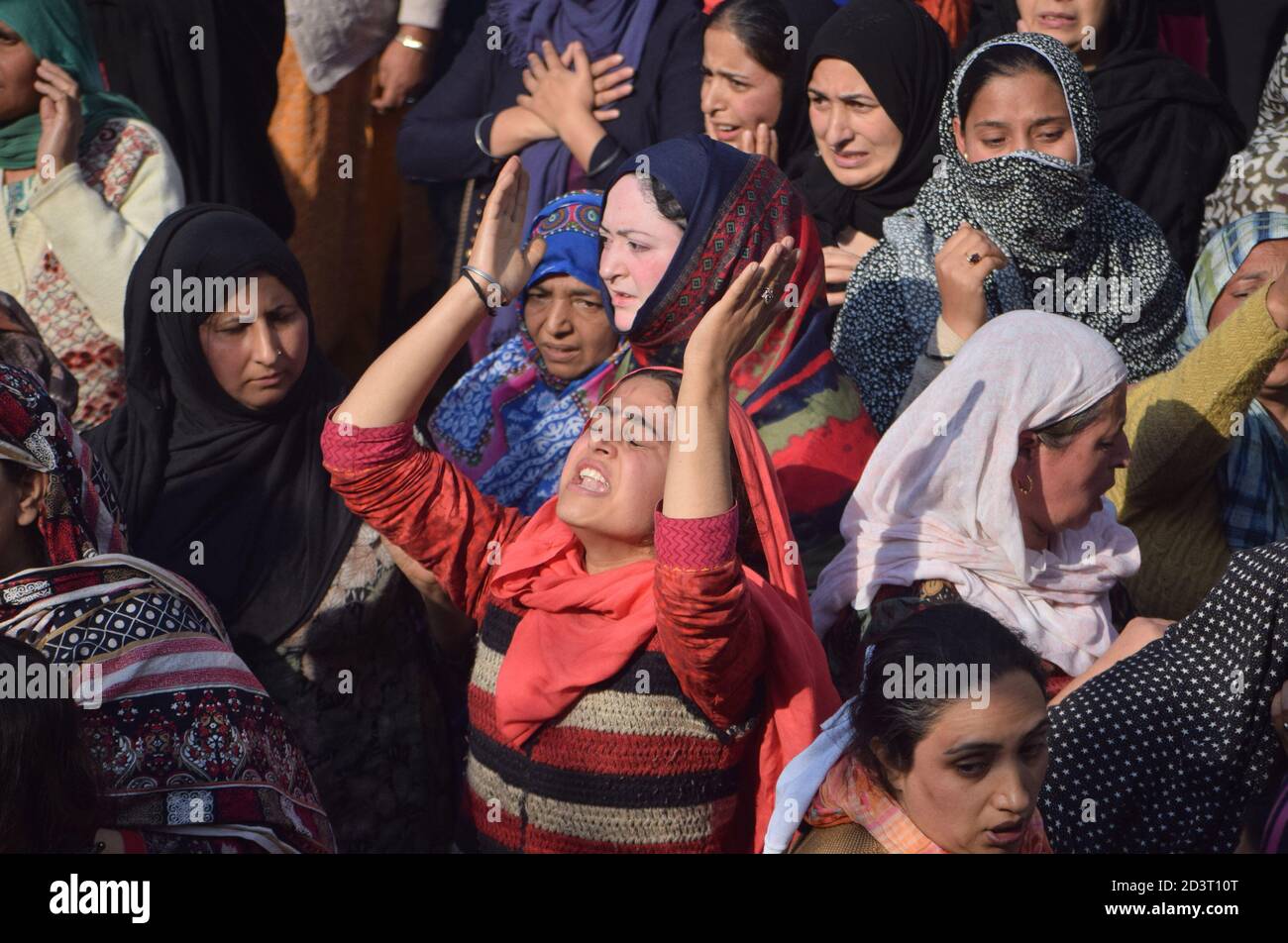 Altaf Hussain war die PSO des BJP-Führers in Ganderbal, dessen Haus von Militanten angegriffen wurde. Während der Vergeltung wurde Altaf zusammen mit einem lokalen getötet. Familie, Verwandte und Freunde des Polizisten Altaf Hussian trauern während der Trauerprozession in Srinagar, Indien. Stockfoto