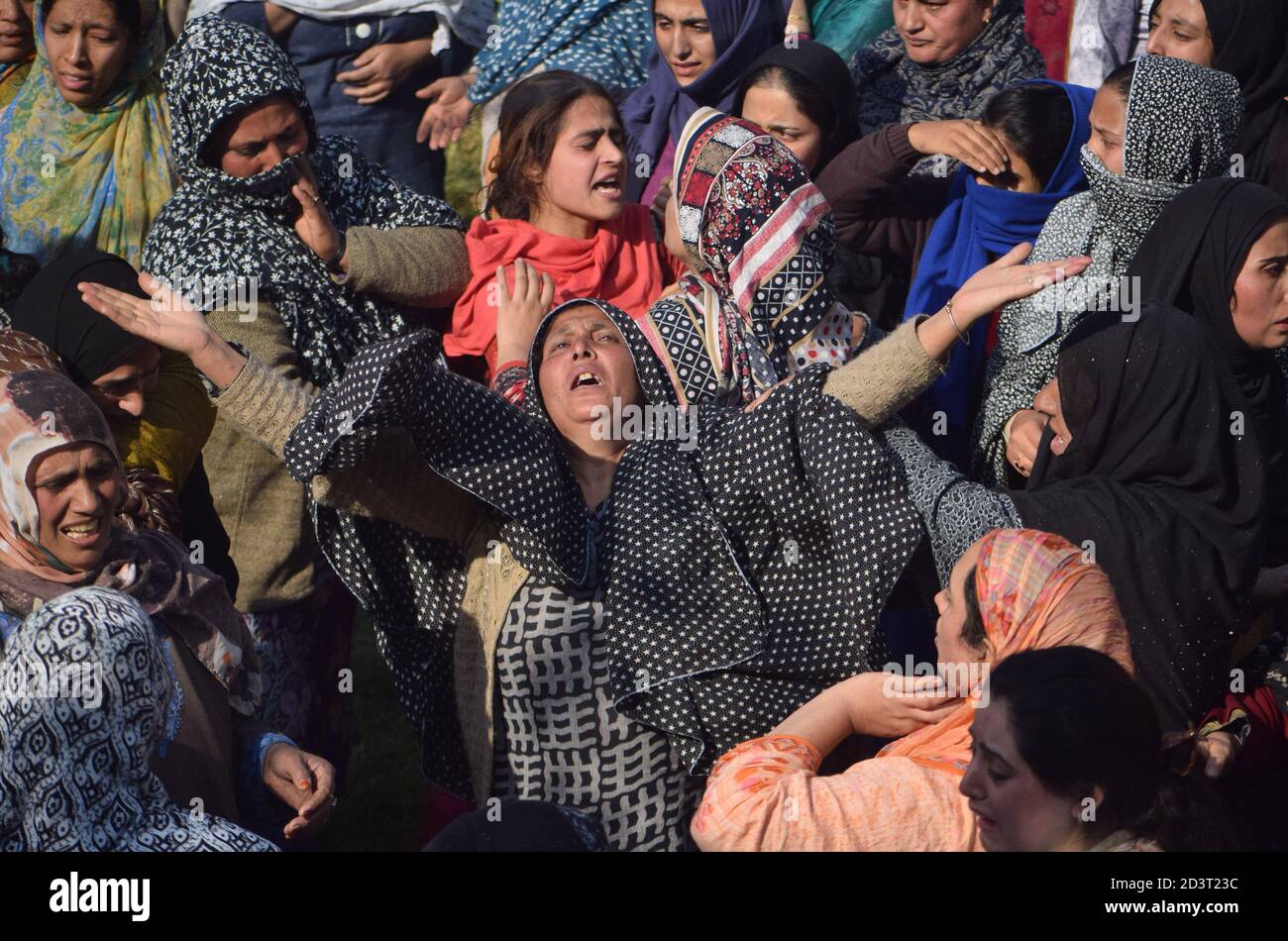 Altaf Hussain war die PSO des BJP-Führers in Ganderbal, dessen Haus von Militanten angegriffen wurde. Während der Vergeltung wurde Altaf zusammen mit einem lokalen getötet. Familie, Verwandte und Freunde des Polizisten Altaf Hussian trauern während der Trauerprozession in Srinagar, Indien. Stockfoto