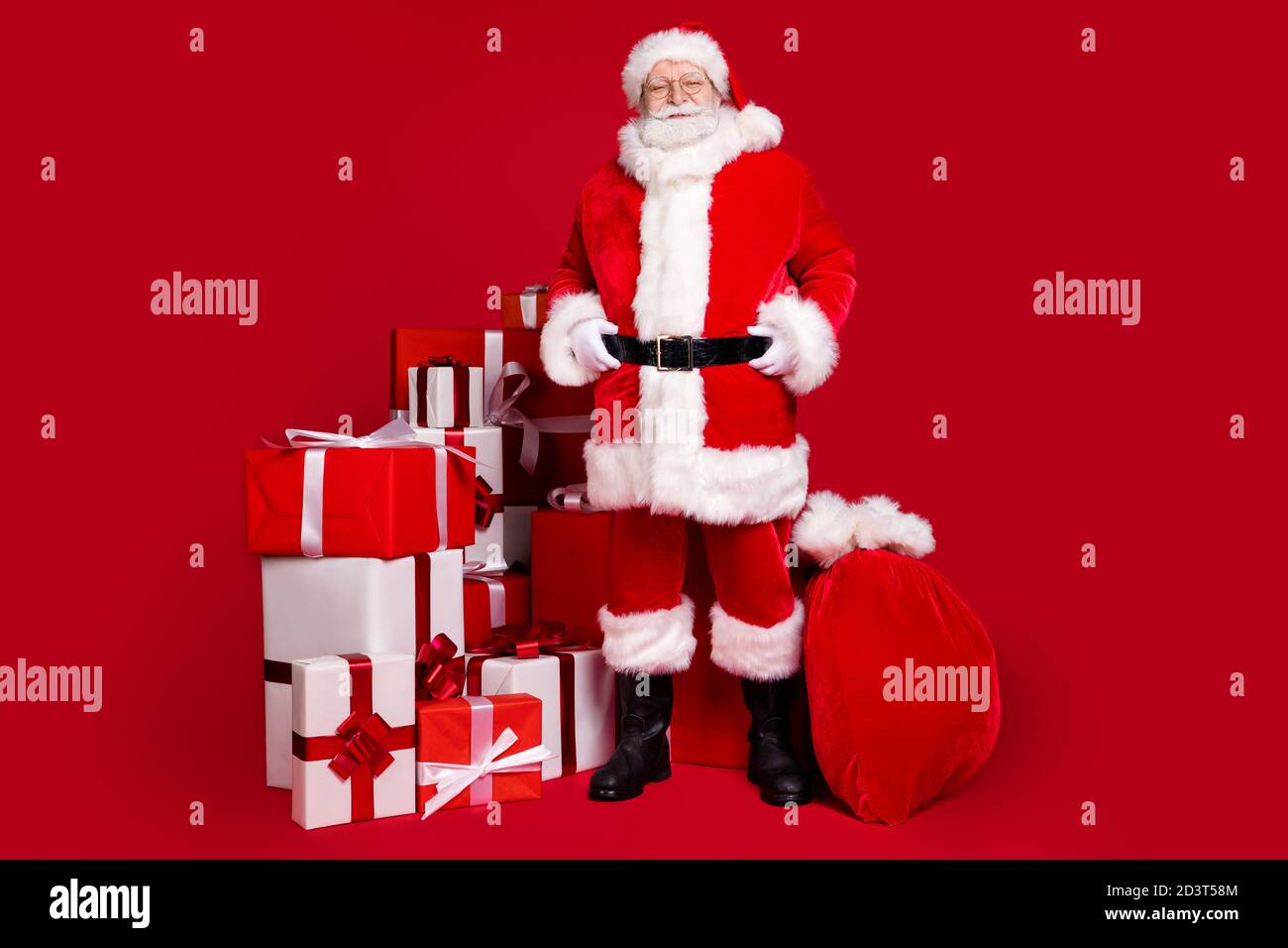 In voller Länge Körpergröße Ansicht von gut aussehend fröhlich Fett Übergewicht Santa Pile Stapel geschenkboxen liefern Post schnell Express Versand Nord Polisoliert Stockfoto