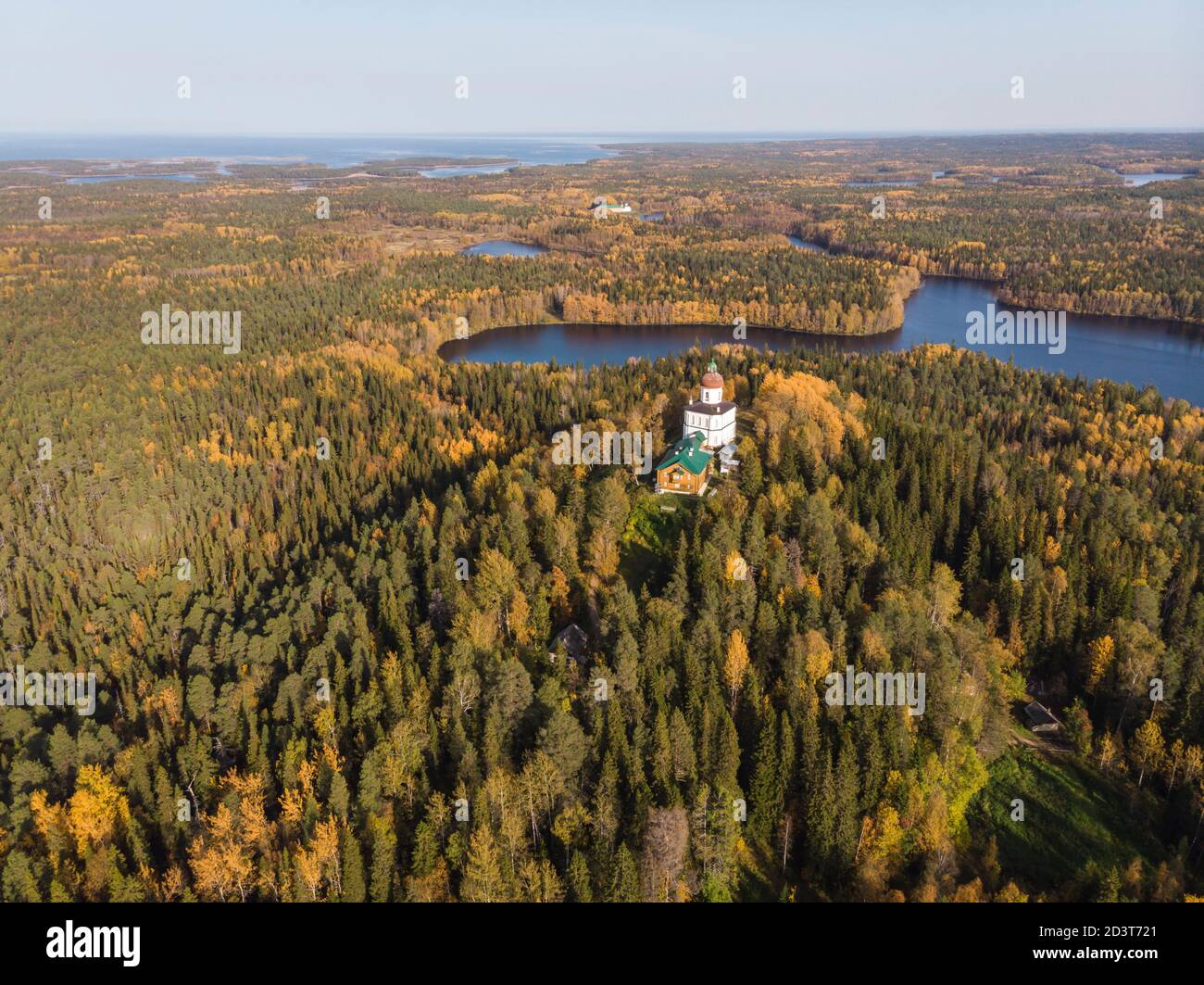 Panoramablick auf den Berg Sekirnaya und die Leuchtturmkirche. Russland, Solowki Stockfoto