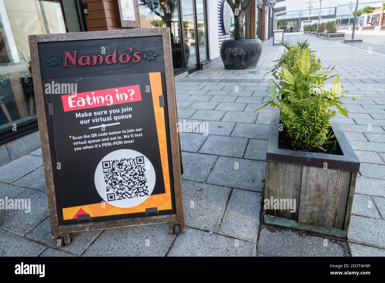 Ein QR-Code oder Matrix-Barcode außerhalb Nando's Restaurant mit einer Handy-App gescannt werden, um in die virtuelle Warteschlange, UK, Oktober 2020 Stockfoto