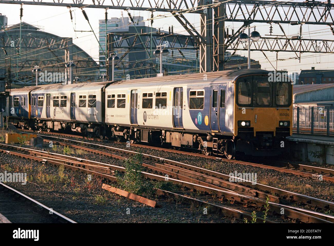 Manchester, Großbritannien - 19. September 2020: Ein Nordzug (Klasse 150) am Bahnhof Manchester Piccadilly für den Nahverkehr. Stockfoto