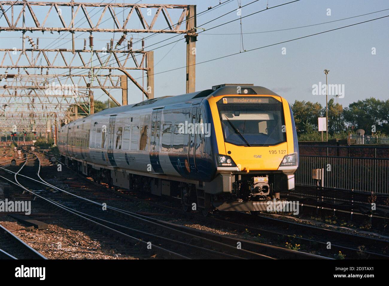 Manchester, Großbritannien - 19. September 2020: Ein Nordzug (Klasse 195) am Bahnhof Manchester Piccadilly für den Nahverkehr. Stockfoto