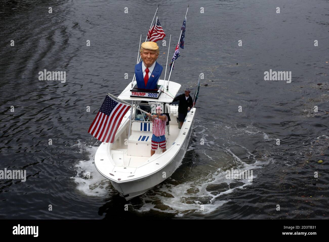 Donald Trump Fans waren in ihren Booten in Scharen während sintflutartigen Regen, um ihre Unterstützung während der heutigen Trump 2020 Flottille entlang der Intracoastal Waterways zu zeigen, die in Fort Lauderdale Sunrise Bay begann und am Boca Lake in Boca Raton mit etwas Sonnenschein endete. Die Avid-Anhänger von "Bootsfahrern für Trump Süd-Florida" haben stolz den von COVID heimgesuchten Präsidenten für seine Wiederwahl 2020 während der heutigen Trump-2020-Flottille befördert. Jim Norton (US House of Rep), Catherine McBreen (Supervisor Board of Elections), Brian Norton (State Senator) und Carla Spalding (im Kampf gegen Debbie Wasserman-Schult Stockfoto