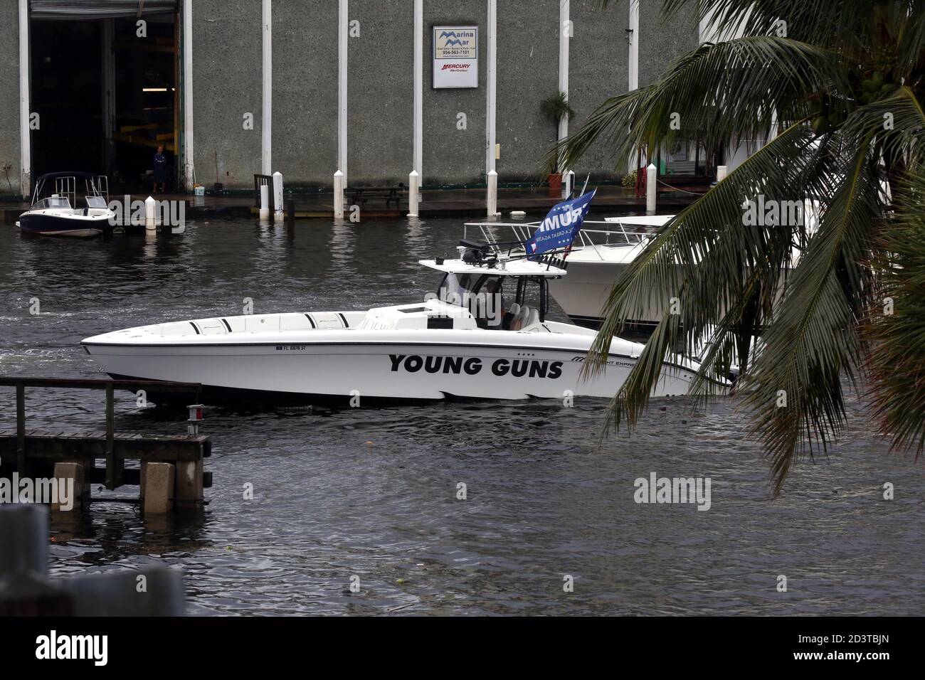 Donald Trump Fans waren in ihren Booten in Scharen während sintflutartigen Regen, um ihre Unterstützung während der heutigen Trump 2020 Flottille entlang der Intracoastal Waterways zu zeigen, die in Fort Lauderdale Sunrise Bay begann und am Boca Lake in Boca Raton mit etwas Sonnenschein endete. Die Avid-Anhänger von "Bootsfahrern für Trump Süd-Florida" haben stolz den von COVID heimgesuchten Präsidenten für seine Wiederwahl 2020 während der heutigen Trump-2020-Flottille befördert. Jim Norton (US House of Rep), Catherine McBreen (Supervisor Board of Elections), Brian Norton (State Senator) und Carla Spalding (im Kampf gegen Debbie Wasserman-Schult Stockfoto