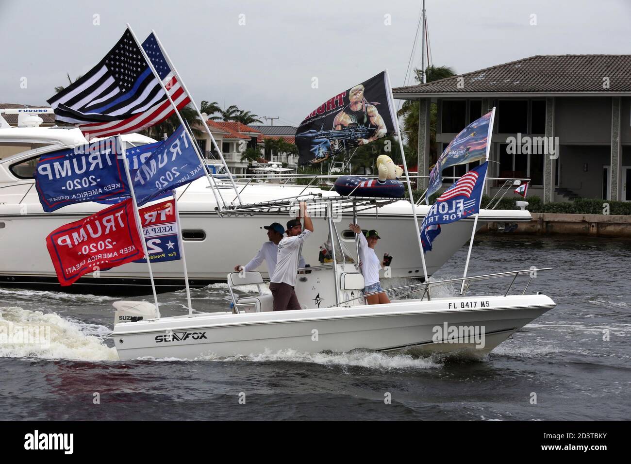 Donald Trump Fans waren in ihren Booten in Scharen während sintflutartigen Regen, um ihre Unterstützung während der heutigen Trump 2020 Flottille entlang der Intracoastal Waterways zu zeigen, die in Fort Lauderdale Sunrise Bay begann und am Boca Lake in Boca Raton mit etwas Sonnenschein endete. Die Avid-Anhänger von "Bootsfahrern für Trump Süd-Florida" haben stolz den von COVID heimgesuchten Präsidenten für seine Wiederwahl 2020 während der heutigen Trump-2020-Flottille befördert. Jim Norton (US House of Rep), Catherine McBreen (Supervisor Board of Elections), Brian Norton (State Senator) und Carla Spalding (im Kampf gegen Debbie Wasserman-Schult Stockfoto