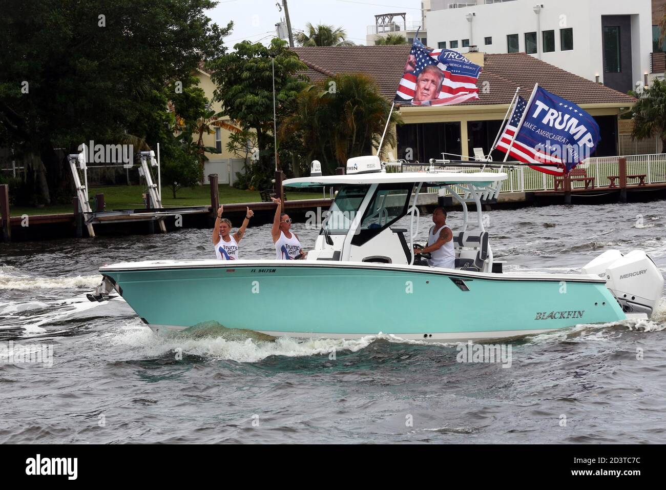 Donald Trump Fans waren in ihren Booten in Scharen während sintflutartigen Regen, um ihre Unterstützung während der heutigen Trump 2020 Flottille entlang der Intracoastal Waterways zu zeigen, die in Fort Lauderdale Sunrise Bay begann und am Boca Lake in Boca Raton mit etwas Sonnenschein endete. Die Avid-Anhänger von "Bootsfahrern für Trump Süd-Florida" haben stolz den von COVID heimgesuchten Präsidenten für seine Wiederwahl 2020 während der heutigen Trump-2020-Flottille befördert. Jim Norton (US House of Rep), Catherine McBreen (Supervisor Board of Elections), Brian Norton (State Senator) und Carla Spalding (im Kampf gegen Debbie Wasserman-Schult Stockfoto