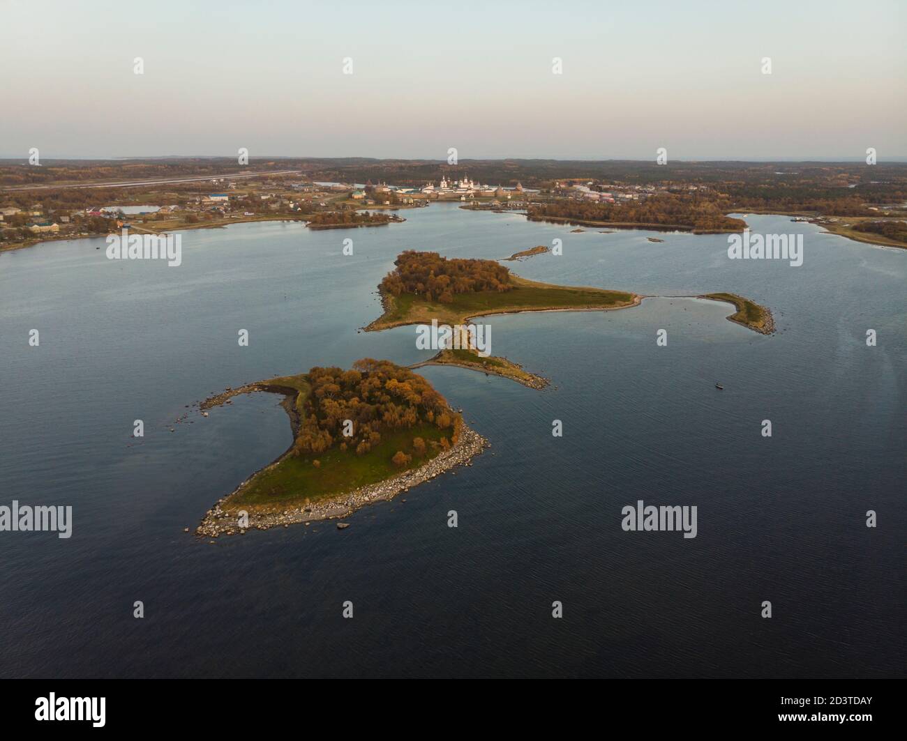 Panoramablick auf den Hafen des Wohlstands und das Solovetsky Kloster. Russland, Archangelsk Region Stockfoto