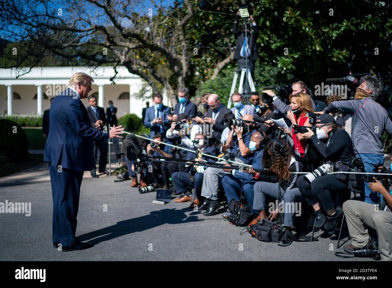 US-Präsident Donald Trump, spricht mit den Medien, bevor er vom South Lawn des Weißen Hauses für eine Reise nach Minnesota 30. September 2020 in Washington, DC. Stockfoto