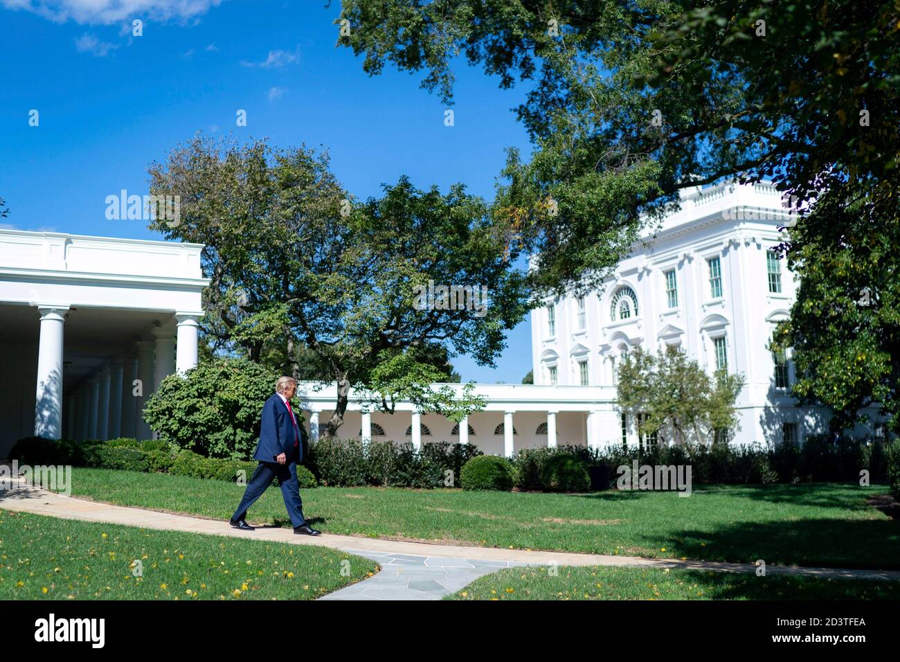 US-Präsident Donald Trump, geht aus dem Oval Office des Weißen Hauses zu sprechen, um die Medien vor der Abreise nach Minnesota September 30, 2020 in Washington, DC. Stockfoto