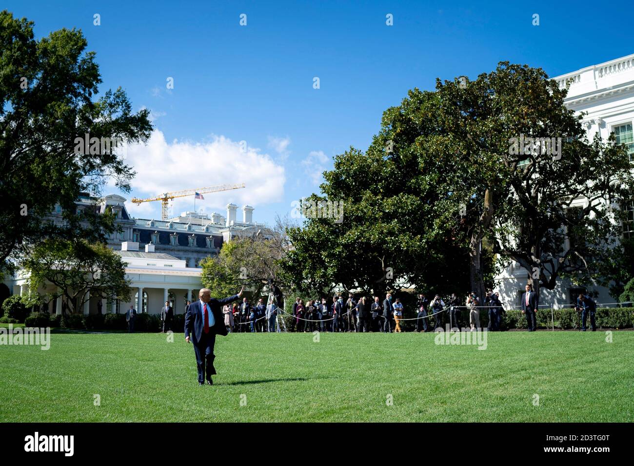 US-Präsident Donald Trump, Wellen, als er über den South Lawn des Weißen Hauses geht für eine Reise nach Minnesota September 30, 2020 in Washington, DC. Stockfoto