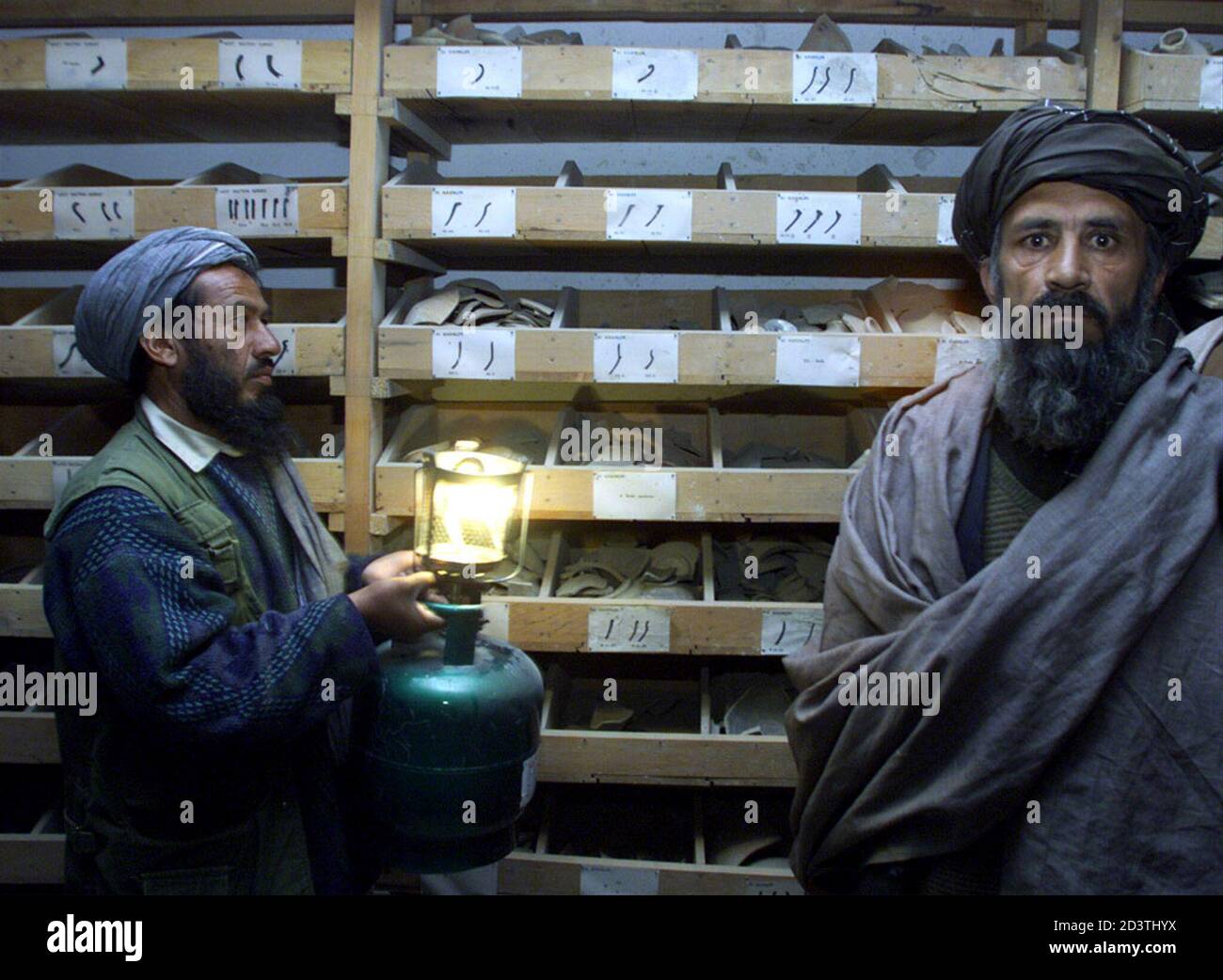 Ein Beamter im Nationalmuseum in der afghanischen Hauptstadt Kabul hält eine Laterne zu ermöglichen Journalisten zu sehen was im Museum 22. März 2001 übrig bleibt. Afghanistan Taliban-Behörden warfen die Türen des Museums am Donnerstag zeigen, sie zerstörten die Statuen, die einst das Herzstück der Sammlung bildeten. Stockfoto