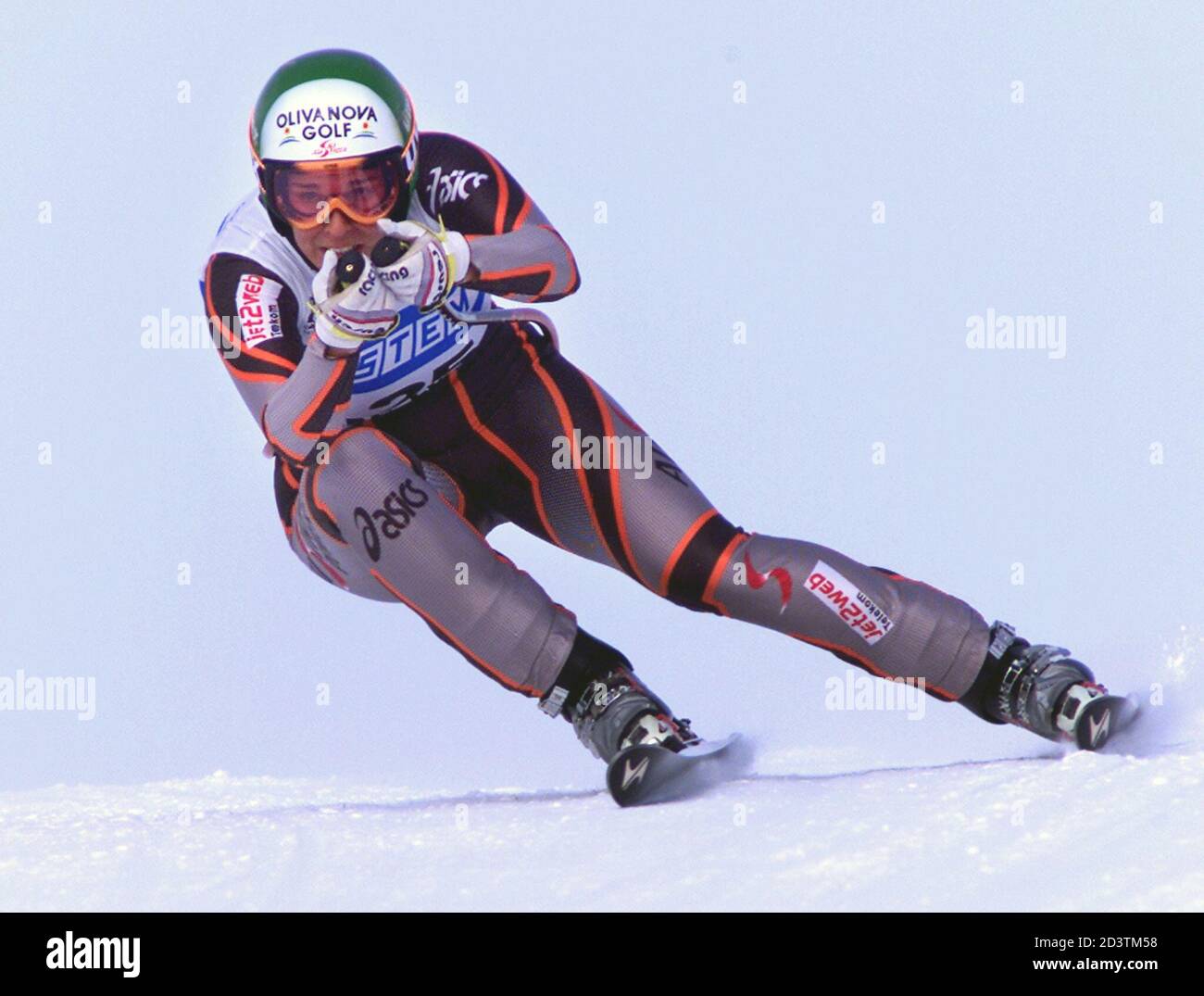 Österreichs Michaela Dorfmeister Ski beim ersten Damen-Downhill-Rennen der  Saison am Lake Louise, 29. November 2001. Dorfmeister belegte den zweiten  Platz hinter der italienischen Isolde Kostner. REUTERS/Shaun Best SB/SV  Stockfotografie - Alamy