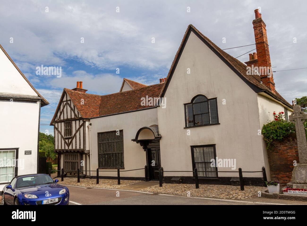 Schönes Haus mit einem verzierten Holzfenster in einem Fachwerkabschnitt in Nayland, im Stour Valley, Suffolk, Großbritannien. Stockfoto