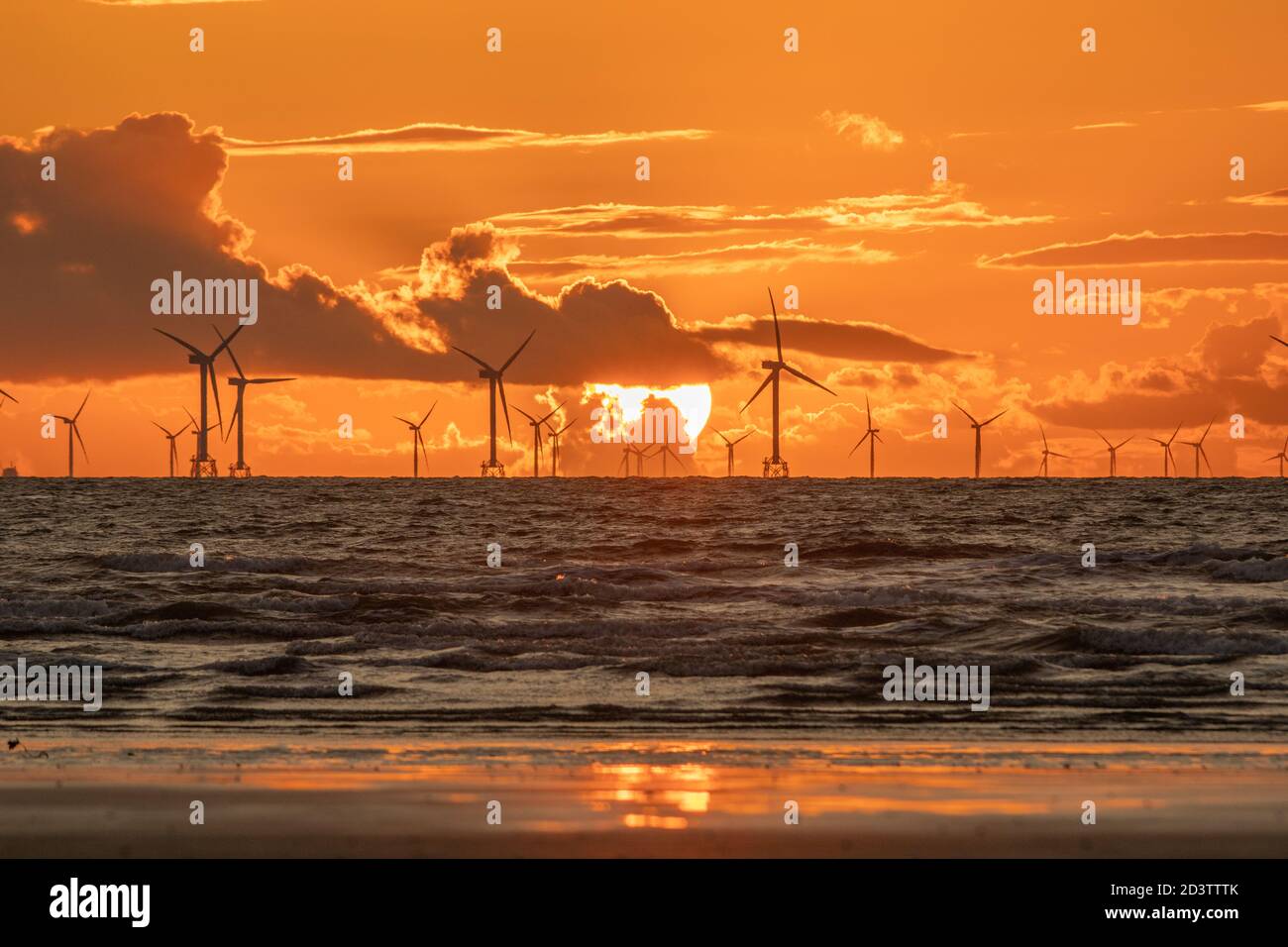 Walney Island, Cumbria, Großbritannien. Oktober 2020. Wetter in Großbritannien. Nach einem Tag Sonnenschein und Duschen, Blick auf den Sonnenuntergang über dem irischen Meer in Richtung der entfernten Walney Offshore Windfarm. Kredit:greenburn/Alamy Live Nachrichten. Stockfoto