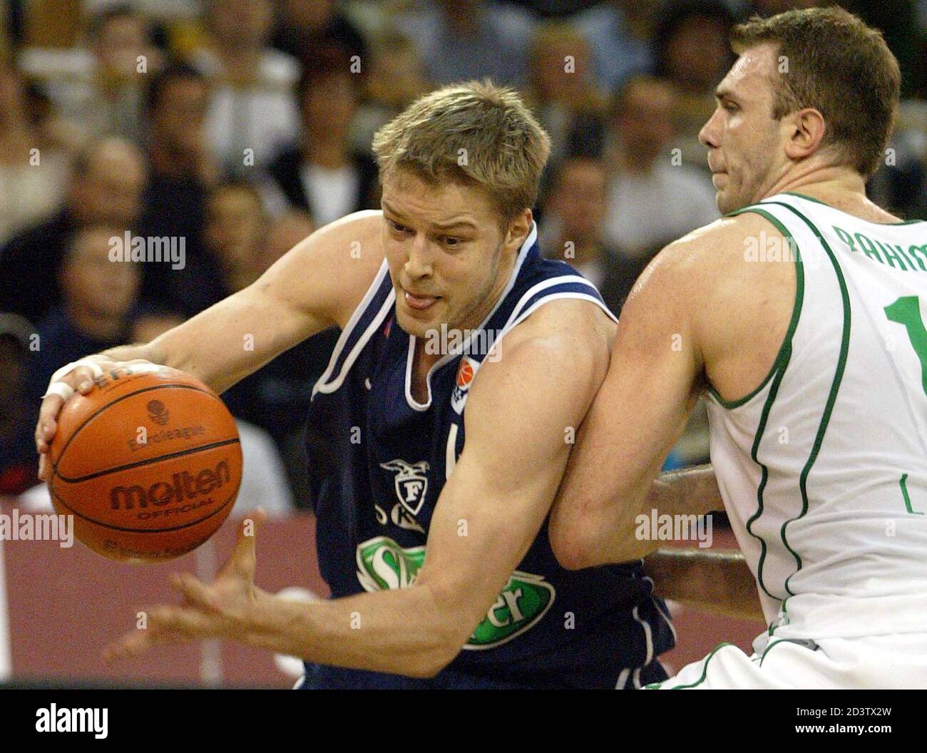 DZENAN RAHIMIC DER UNION OLIMPIJA HERAUSFORDERUNGEN HANNO MOTTOLA SKIPPER WÄHREND IHRE BASKETBALL-CHAMPIONS-LEAGUE SPIEL IN LJUBLJANA. Dzenan Rahimic (R) der Union Olimpija, (Ljubljana, Slowenien) Herausforderungen Hanno Mottola (L) der Skipper (Bologna, Italien) während ihre Basketball-Champions-League-Spiel in Ljubljana 25. März 2004. Stockfoto