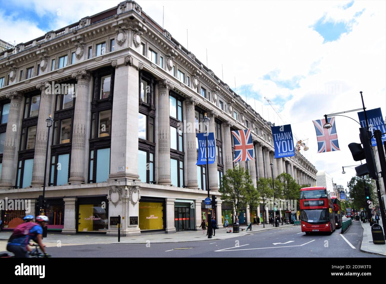 Blick auf das Kaufhaus Selfridges und die Oxford Street mit Danke Unsere Helden Flaggen, London 2020 Stockfoto