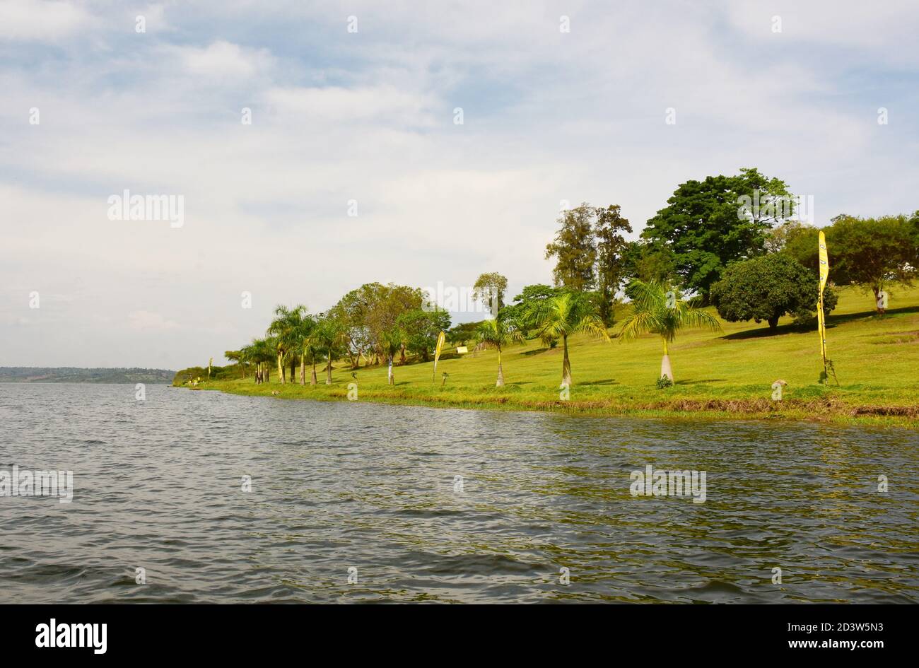 See Muhazi Wasser und kleine Hügel an den Ufern und Der blaue Himmel mit Wolken Stockfoto