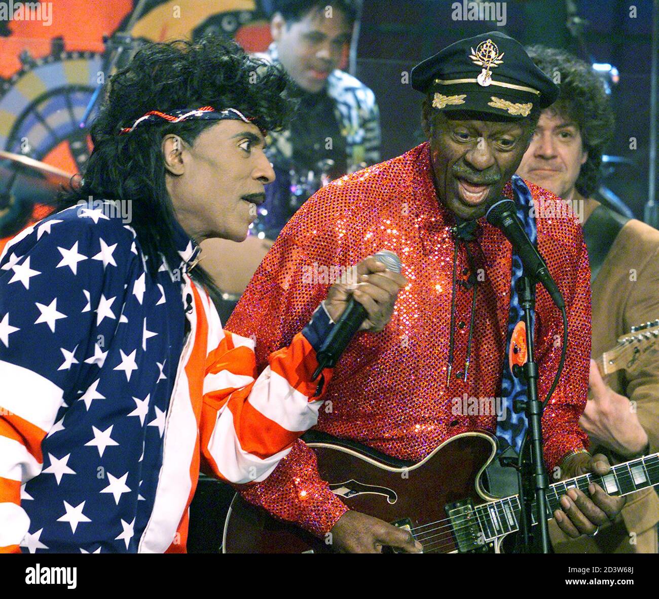 Rock N' Roll-Legenden Little Richard (L) und Chuck Berry führen zum ersten  Mal gemeinsam bei einem Auftritt in "The Tonight Show with Jay Leno" in den  NBC Studios in Burbank, Kalifornien 24.