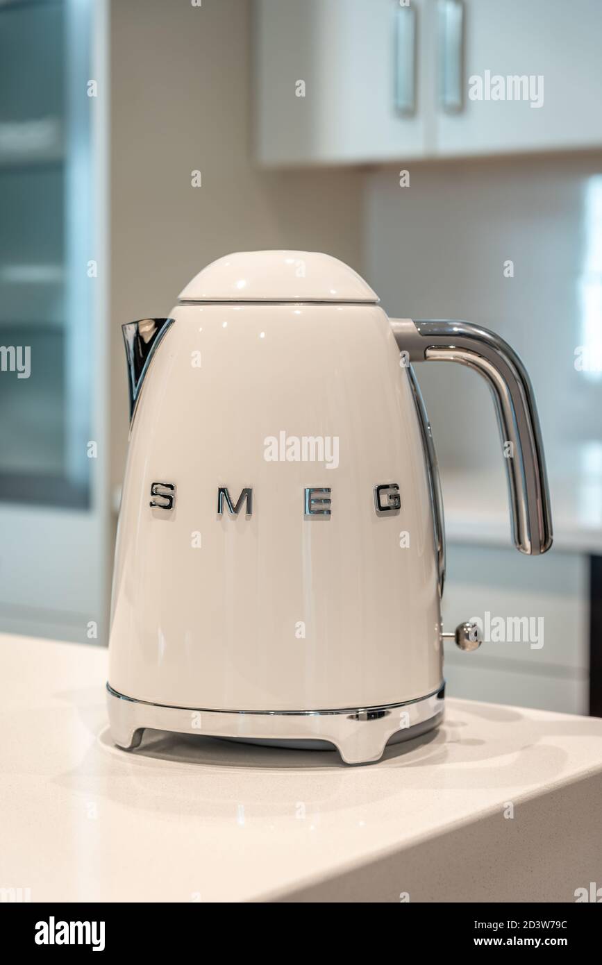 SMEG Wasserkocher mit weißem Küchenhintergrund Stockfotografie - Alamy