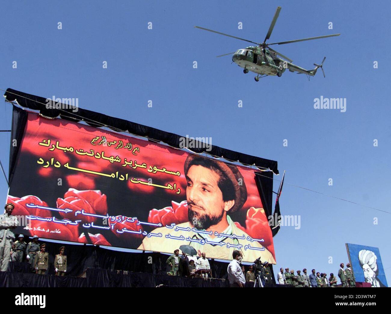 Ein Hubschrauber der afghanischen Armee schwebt in der Nähe eines Porträts des legendären Kommandanten der Nordallianz Ahmad Shah Masood, der letztes Jahr im Stadion von Kabul am 9. September 2002 ermordet wurde. Tausende Afghanen haben am Montag den Jahrestag der Ermordung des legendären Mudschaheddin-Kommandanten begangen, der von mutmaßlichen al-Qaida-Agenten nur zwei Tage vor den Anschlägen vom 11. September auf die Vereinigten Staaten getötet wurde. REUTERS/Romeo Ranoco DW/CP Stockfoto
