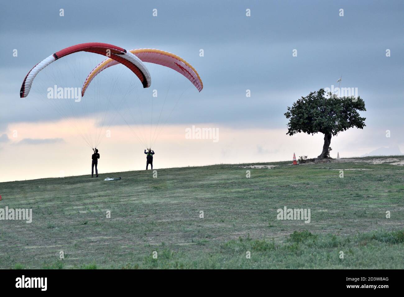 PRACTICANDO EN UNA MONTAÑA EN BARCELONA Stockfoto