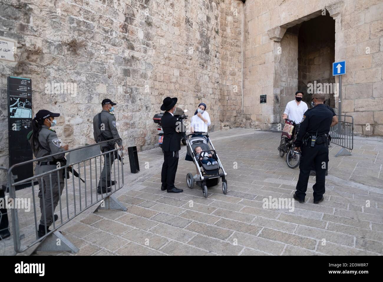 Israelische Polizisten verhindern die Durchfahrt religiöser Juden an einem Kontrollpunkt In Zion Tor in der Altstadt von Jerusalem während Lockdown als Teil eines Coronavirus-bezogenen Ausnahmezustands in Israel Stockfoto