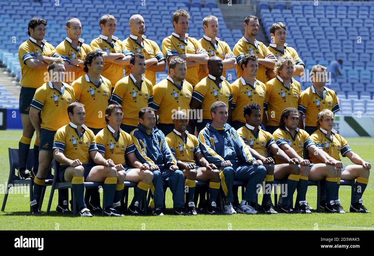 Australischer Rugby-union-Nationalmannschaft posieren für ein  Mannschaftsfoto vor einer Trainingseinheit im Olympiastadion von Sydney 14.  November 2003. [Australien spielt Neuseeland] in der Rugby World  Cup-Halbfinale am 15. November, und der Sieger ...