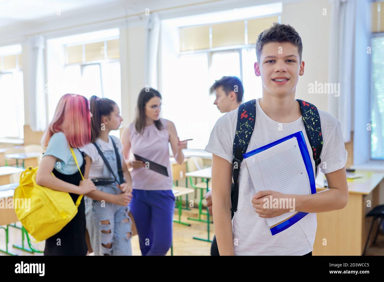 Porträt eines Jungen im Teenageralter, der die Kamera anschaut, Schüler im Klassenzimmer Stockfoto