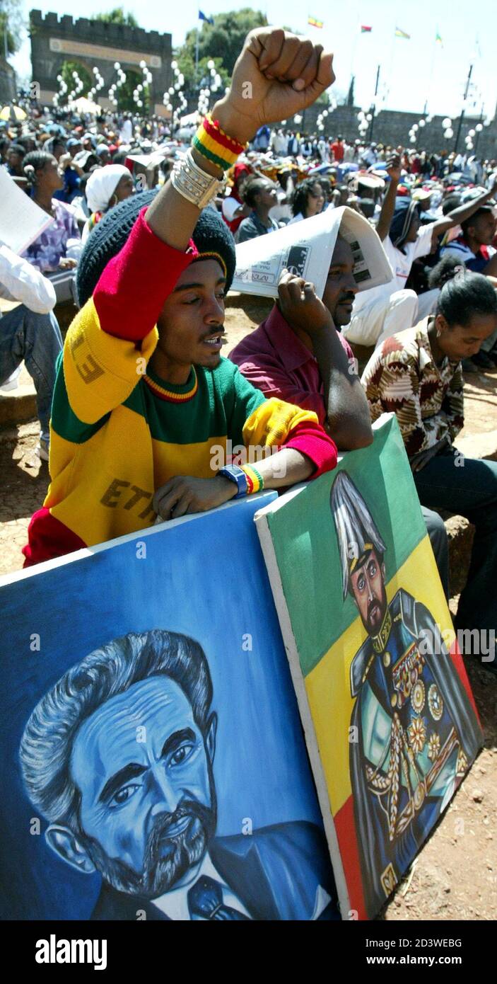 Eine Athiopische Rastafarian Halt Gemalde Der Spaten Athiopischen Kaiser Haile Selassie Unter Tausenden Von Menschen Die In Der Hauptstadt Addis Abeba Fur Ein Konzert Zu Marleys 60 Geburtstag 6 Februar 2005 Am