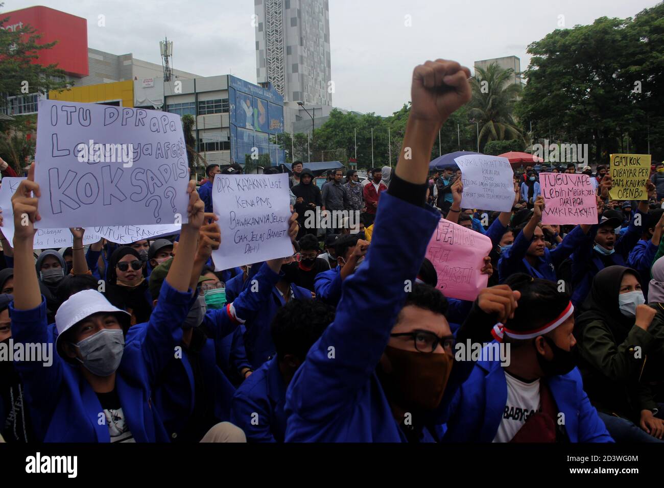 Palembang, Indonesien. Okt. 2020. Demonstration von Studenten, die das Omnibus-Gesetz ablehnen, im Gebäude des Regionalrats der Südsumatra, Donnerstag, 8. Oktober 2020. (Foto von Adam Rachman/Pacific Press) Quelle: Pacific Press Media Production Corp./Alamy Live News Stockfoto