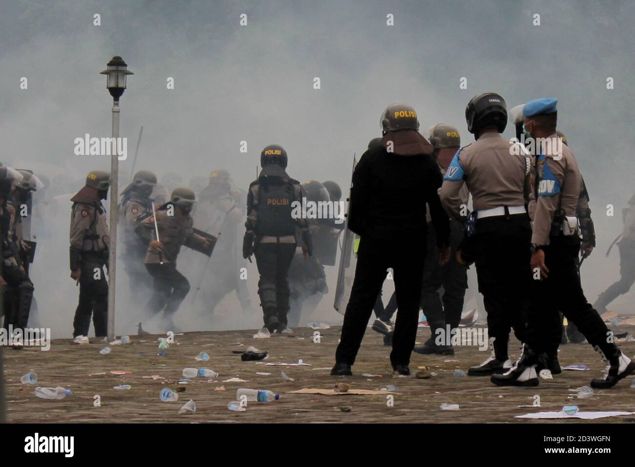 Palembang, Indonesien. Okt. 2020. Polizeibeamte der Republik Indonesien sichern sich eine Studentendemonstration gegen das Omnibus-Gesetz im Süd-Sumatra-Gebäude Dewan Perwakilan Rakyat Daerah Donnerstag, 8. Oktober 2020. (Foto von Adam Rachman/Pacific Press) Quelle: Pacific Press Media Production Corp./Alamy Live News Stockfoto