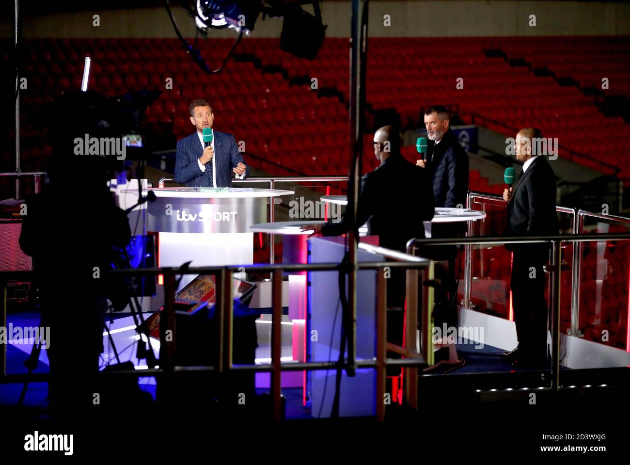 ITV Sports-Moderator Mark Pougatch (links) spricht mit den Sportexperten Roy Keane, Robert Earnshaw und Ian Wright am Ende des internationalen Freundschaftsspiel im Wembley Stadium, London. Stockfoto