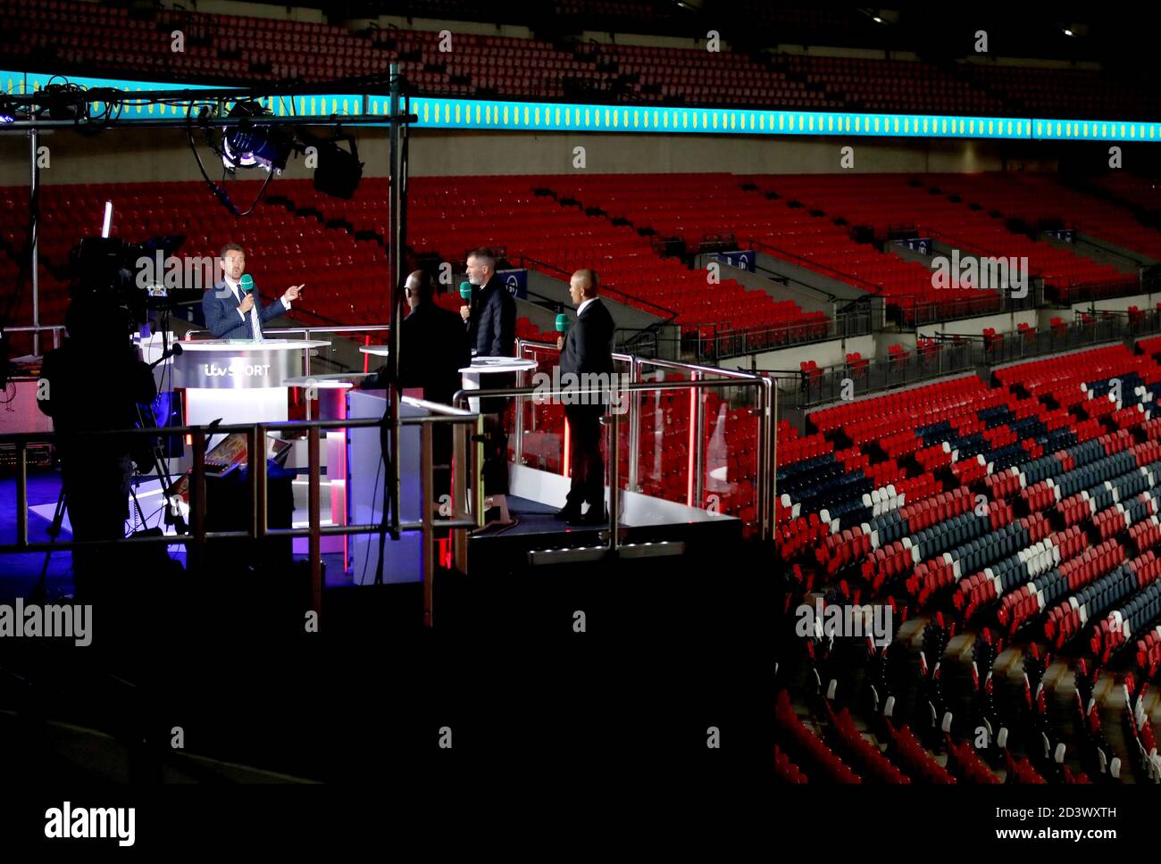 ITV Sports-Moderator Mark Pougatch (links) spricht mit den Sportexperten Roy Keane, Robert Earnshaw und Ian Wright am Ende des internationalen Freundschaftsspiel im Wembley Stadium, London. Stockfoto