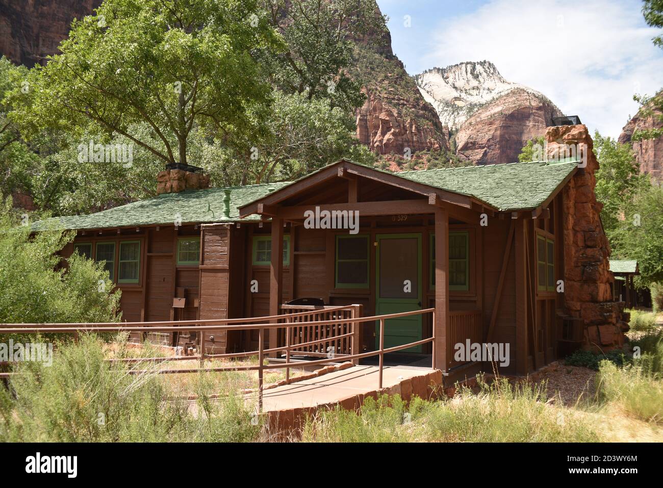 Springdale, Utah. Usa. 13. August 2020. Zion National Park. Zion Lodge Vintage Hütten mit Veranda, Schaukelstühlen, einem kleinen Tisch; Kamin Stockfoto