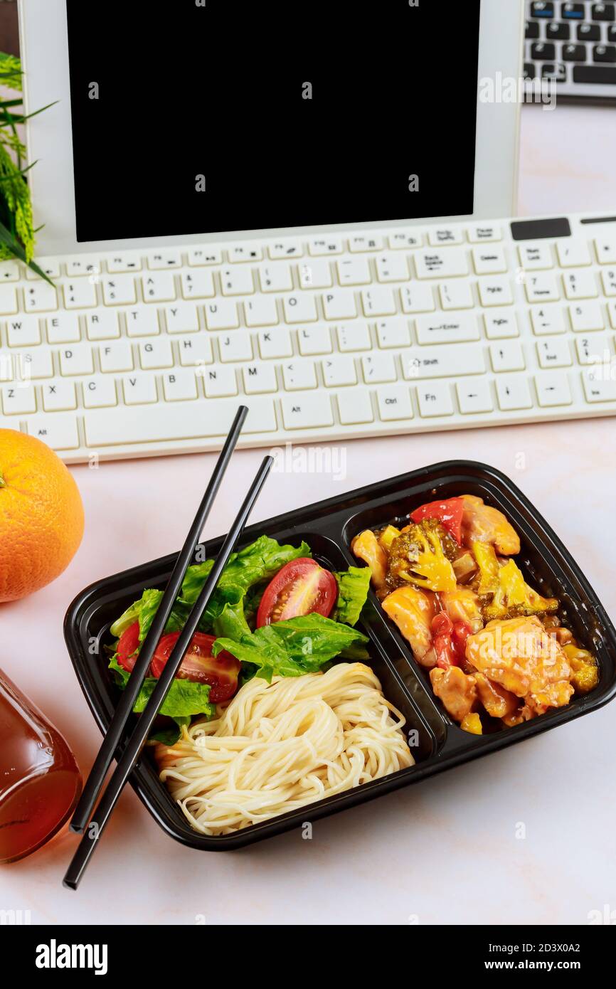 Gesundes Mittagessen bestellen. Arbeiten von zu Hause Konzept. Asiatische Küche. Stockfoto