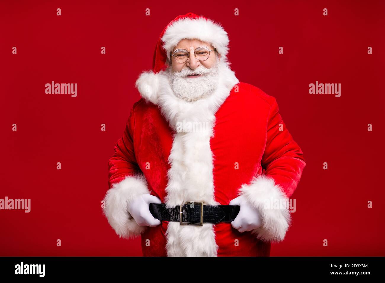 Foto von Rentner alten Mann grauen Bart Hand Hüfte fröhlich Selbstsicher warten letzte Tage vor Neujahr tragen weihnachtsmann Kostüm Leder Mantel aus Gürtelhandschuhen Stockfoto