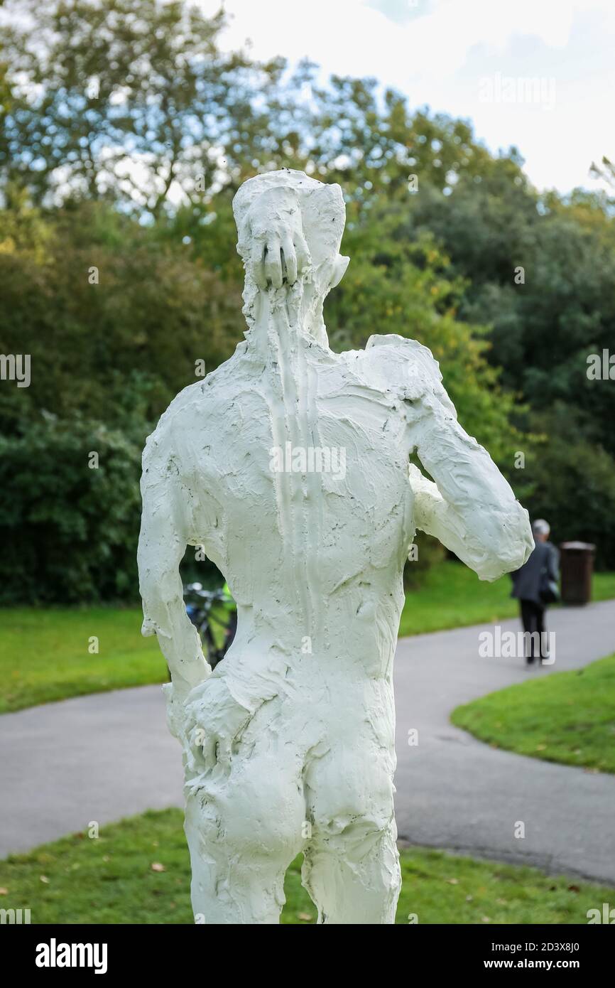 London, Großbritannien. 07. Oktober 2020. Frieze Sculpture 2020 Ausstellung im Regent's Park. David Altmejd „Untitled 1 (Bronze Bodybuilder)“. Quelle: Waldemar Sikora Stockfoto