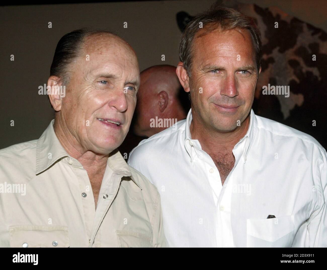 Schauspieler Robert Duvall und Kevin Costner (R) Stars des neuen Western-Films  'Open Range' posieren gemeinsam auf der Party nach der Premiere des Films  in Hollywood am 11. August 2003. Costner inszenierte den