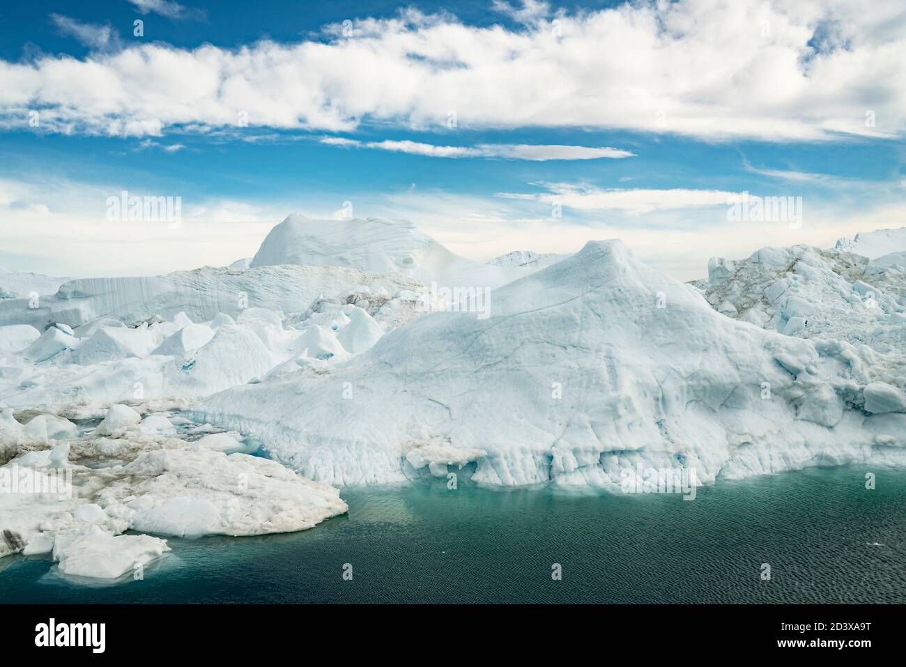 Drohnenfoto von Eisberg und Eis aus Gletscher in arktischer Naturlandschaft auf Grönland. Luftaufnahme Drohnenaufnahme von Eisbergen in Ilulissat icefjord Stockfoto