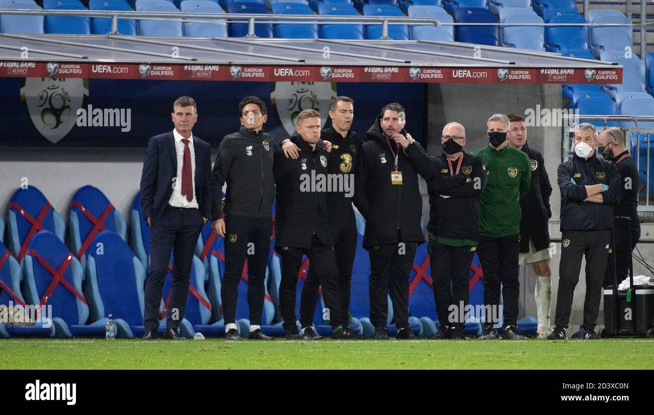 Cheftrainer Stephen Kenny (links) und seine Mitarbeiter im Hinterzimmer beobachten das Elfmeterschießen von der Touchline aus während des UEFA Euro 2020 Play-Off Halbfinalmatches im Narodny Futbalovy, Bratislava. Stockfoto