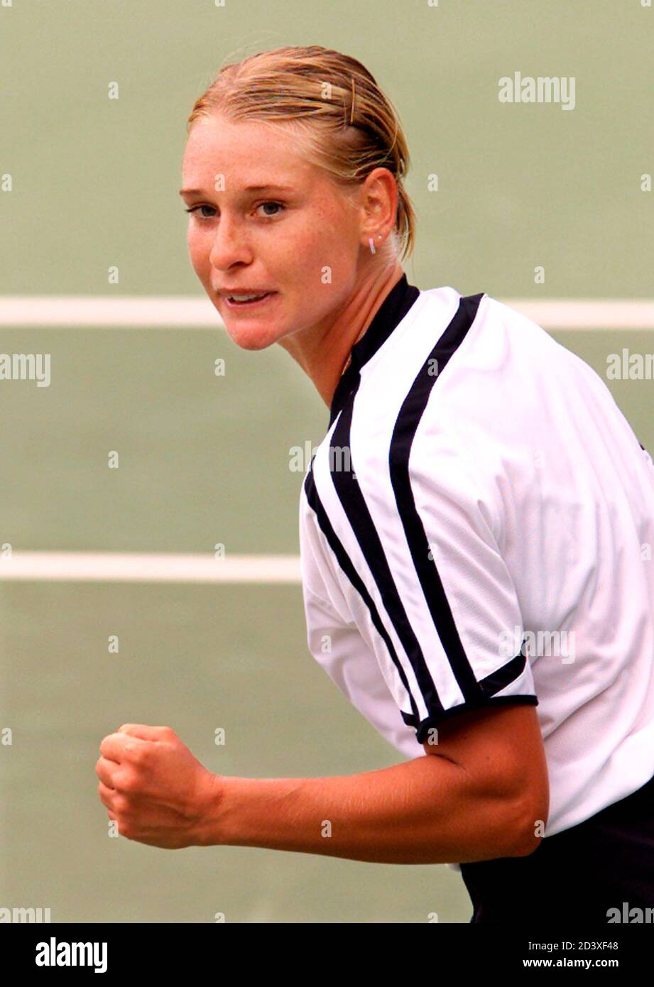 Barbara Schett aus Österreich feiert ihren Sieg über Julie Halard-Decigus  aus Frankreich im dritten olympischen Lauf am 23. September 2000. Schett  gewann das Spiel 2-6 6-2 mit 6:1. KL/HB Stockfotografie - Alamy