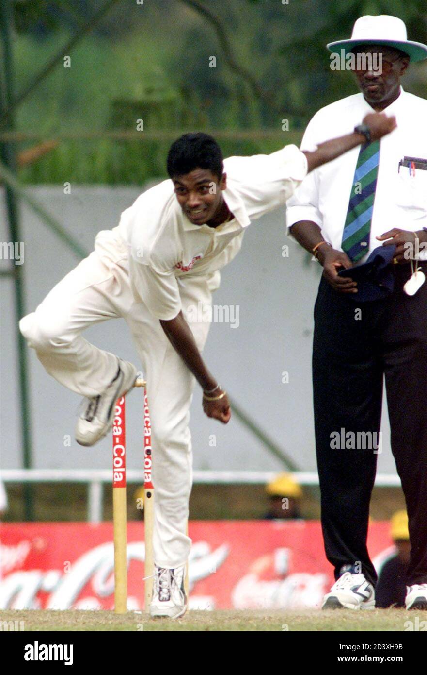 Sri Lanka Bowler Suresh Perera liefert einen Ball als Schiedsrichter Steve Bucknor schaut auf während der zweiten Test-Spiel zwischen Indien und Sri Lanka im Asgiriya International Cricket Stadium in Kandy, Sri Lanka am 23. August 2001. Der Schiedsrichter Bucknor meldete Perera dem ICC-Matchschiedsrichter, weil er während des Galle-Tests eine verdächtige Bowlingaktion hatte. AL/RCS Stockfoto