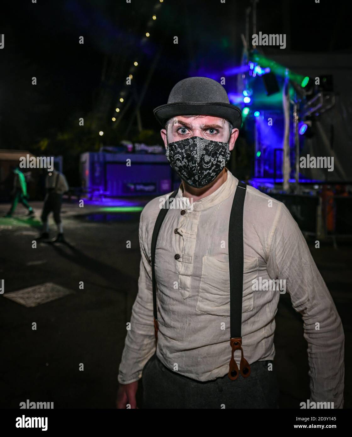 London, Großbritannien. Donnerstag, 8. Oktober 2020. Gesellschaftlich distanzierte Schrecke bei Thorpe Park's Fright Nights Fearstival, dem jährlichen Halloween-Event des Themenparks. Schreckensschauspieler und Besucher werden zur sozialen Distanzierung auseinander gehalten und Masken getragen. Kredit: Thomas Faull/Alamy Live Nachrichten Stockfoto