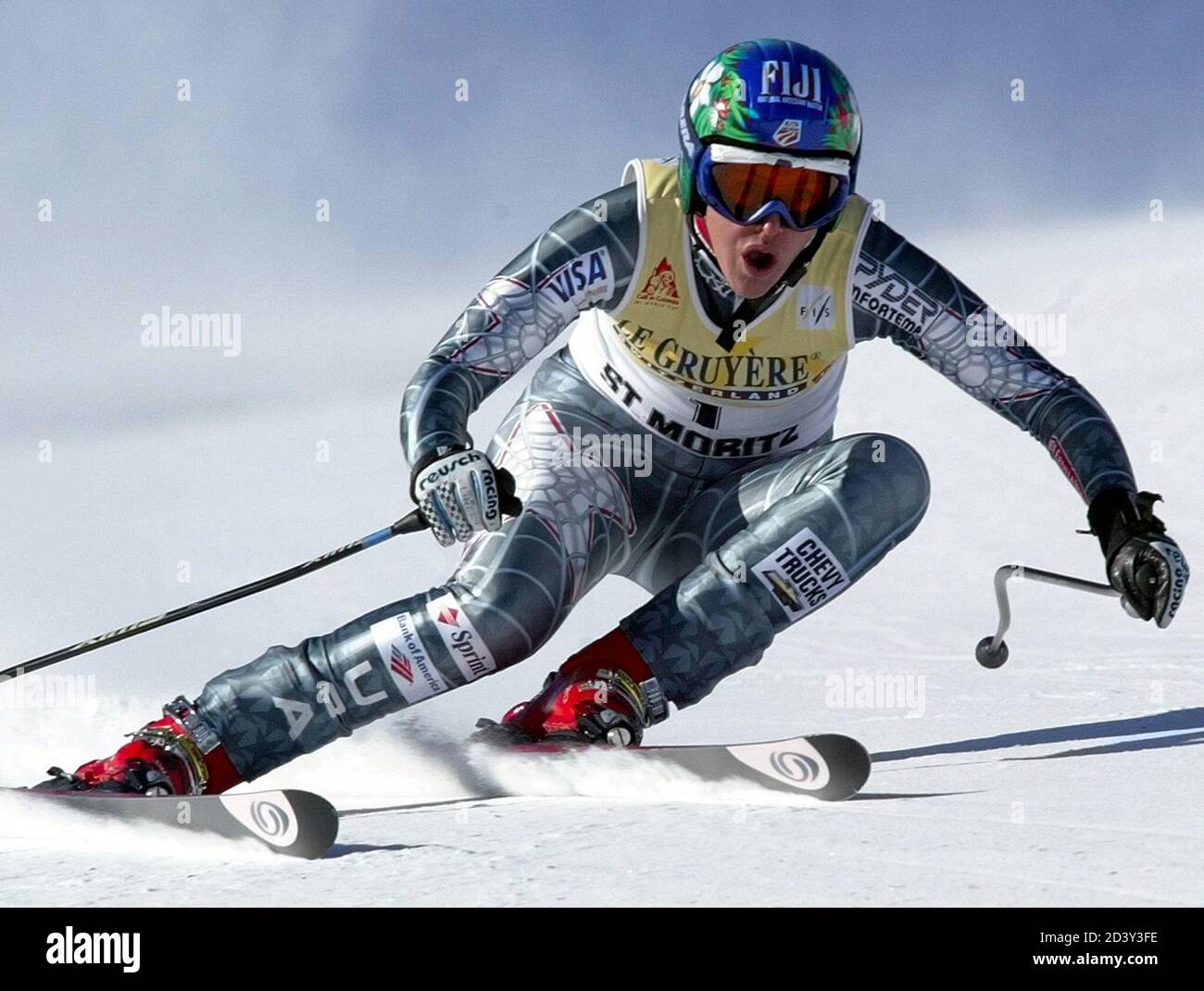 Caroline Lalive aus den Vereinigten Staaten beschleunigt die Strecke beim Alpin Ski World Cup Frauen-Downhill-Rennen in St. Moritz, 21. Dezember 2001. Sylviane Berthod aus der Schweiz gewann in einer Zeit von einer Minute 34.05 Sekunden. Lalive belegte den 10. Platz. REUTERS/Ruben Sprich RS Stockfoto